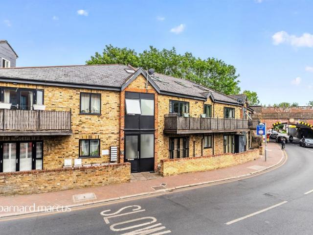 Flat for sale in Furzedown, Greater London