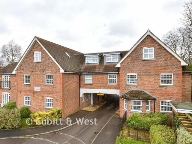 Flat for sale in Red Hill, Surrey