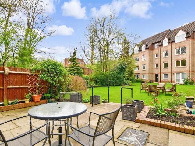 Flat for sale in Carshalton Beeches, Greater London