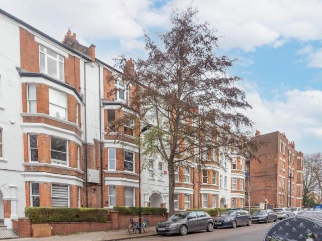 Flat for sale in Stamford Hill, Greater London