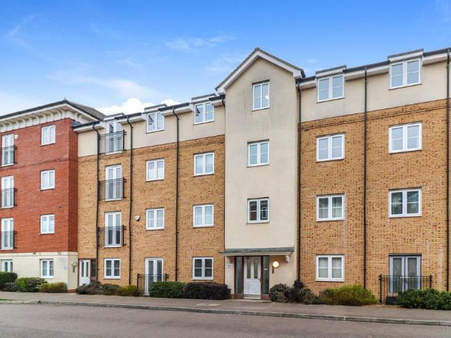 Flat for sale in Kingswood, North Watford