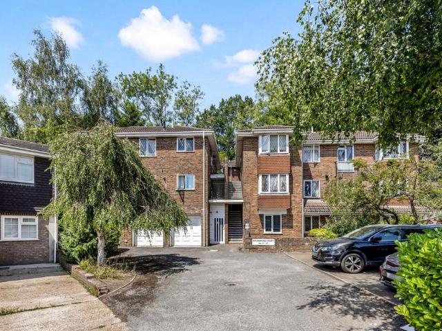 Flat for sale in Perryfields, West Sussex