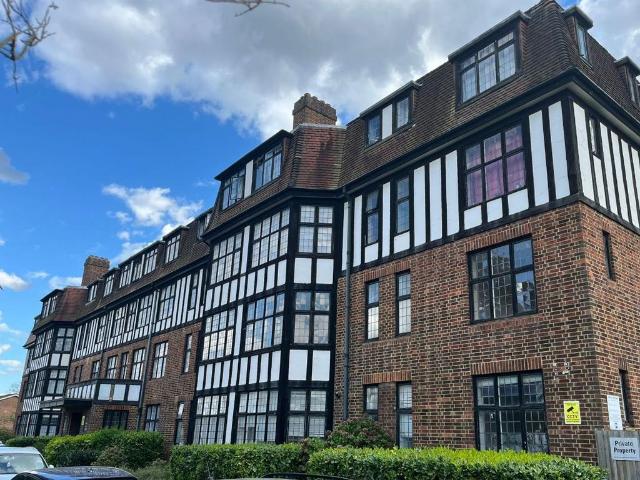 Flat for sale in London Borough of Croydon, Addiscombe
