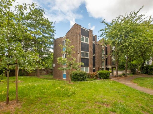 Flat for sale in Strawberry Hill, Greater London