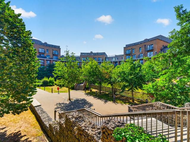 Flat for sale in London Borough of Croydon, Waddon