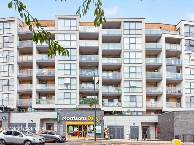Flat for sale in New Southgate, Greater London