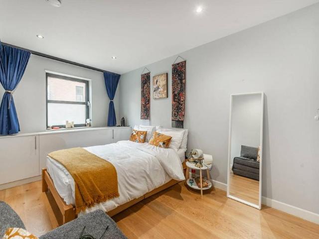 Flat for sale in Hammersmith, Greater London