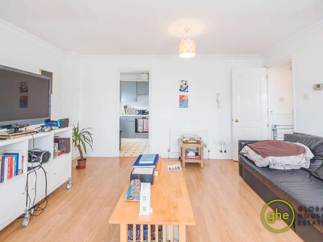 Flat for sale in Stockwell, Greater London