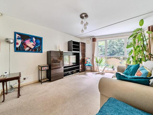 Flat for sale in London Borough of Ealing, Park Royal