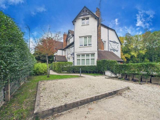 Flat for sale in Red Hill, Surrey