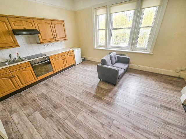 Flat for sale in London Borough of Hounslow, Strand