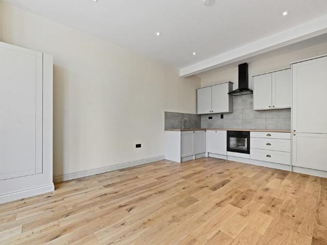 Flat for sale in London Borough of Ealing, Greater London