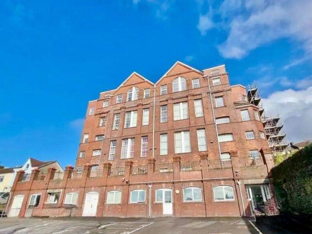 Flat for sale in Nangreaves, Wales