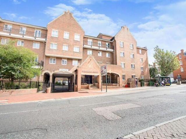 Flat for sale in Luton, Chatham