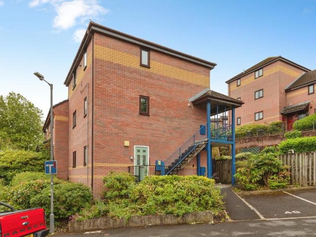 Flat for sale in Three Lamps Estate, Feckenham