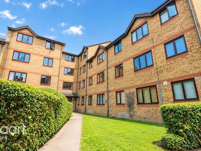 Flat for sale in South Stifford, Grays