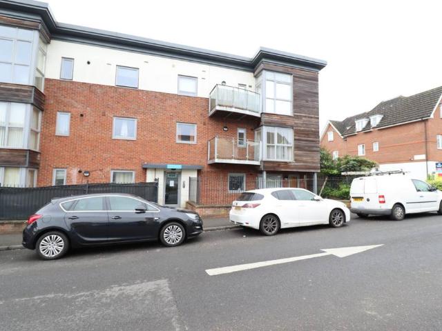 Flat for sale in High Wycombe, Castlefield