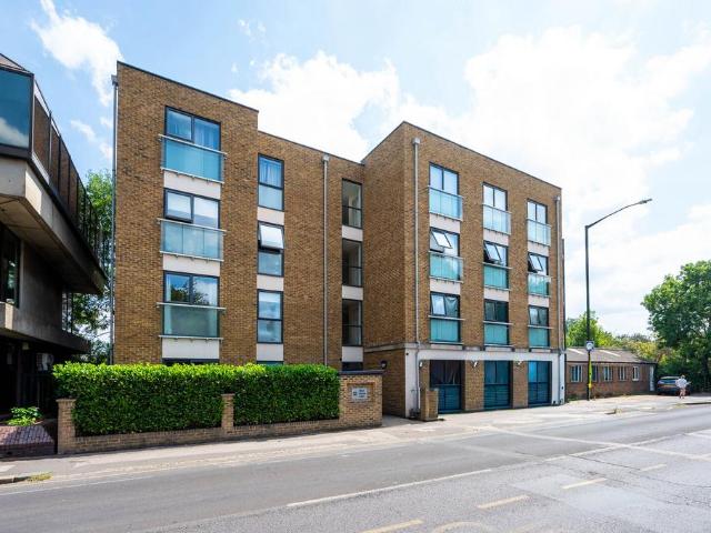 Flat for sale in London Borough of Merton, Raynes Park