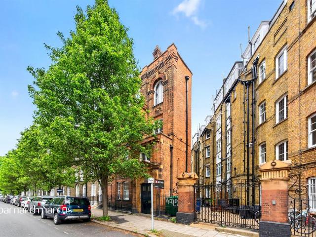 Flat for sale in South Lambeth, Greater London