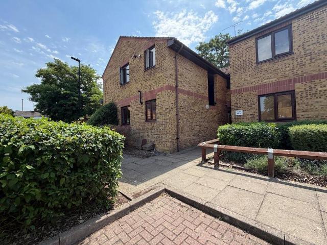 Flat for sale in London Borough of Hounslow, Feltham