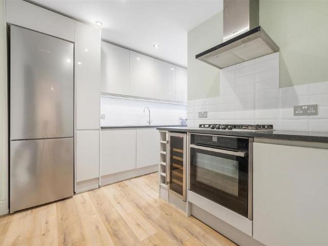 Flat for sale in London Borough of Lambeth, Greater London