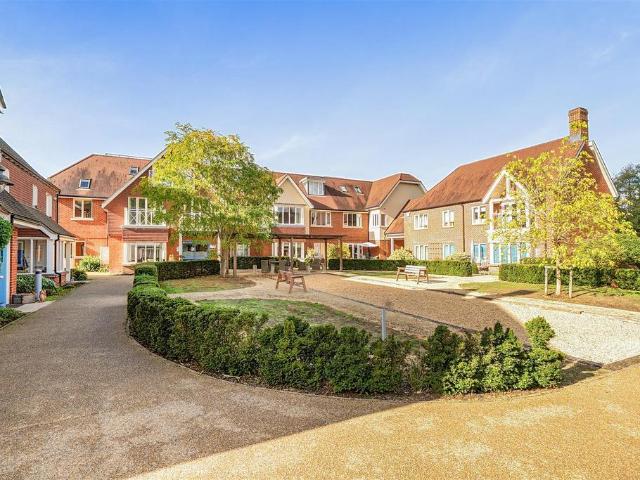 Flat for sale in Yateley, Hart