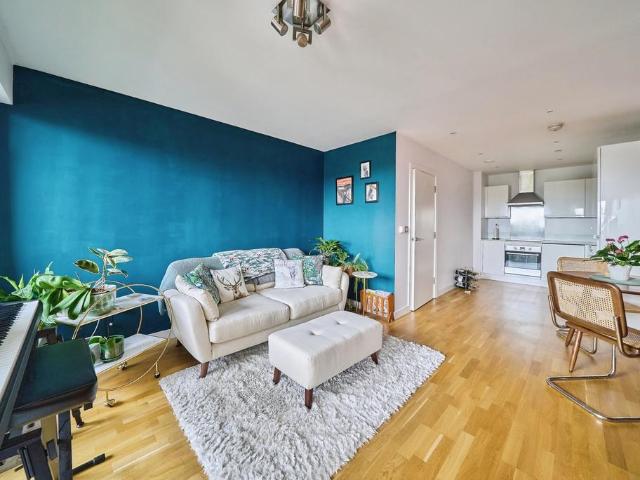 Flat for sale in Stratford Marsh, Greater London