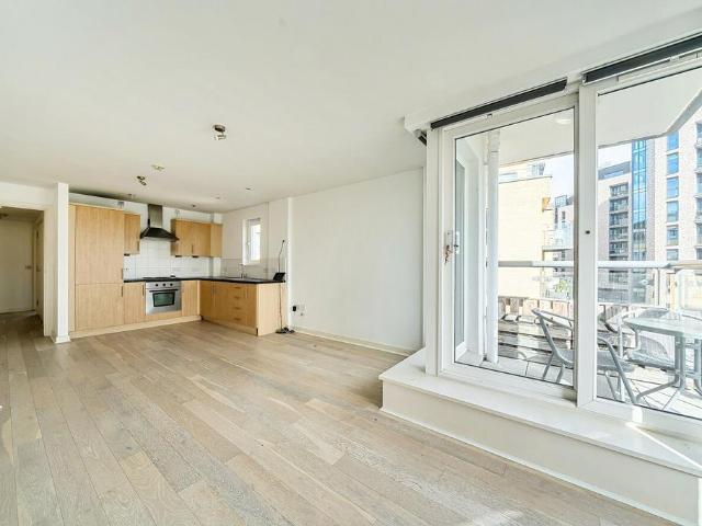 Flat for sale in Wandsworth, Greater London