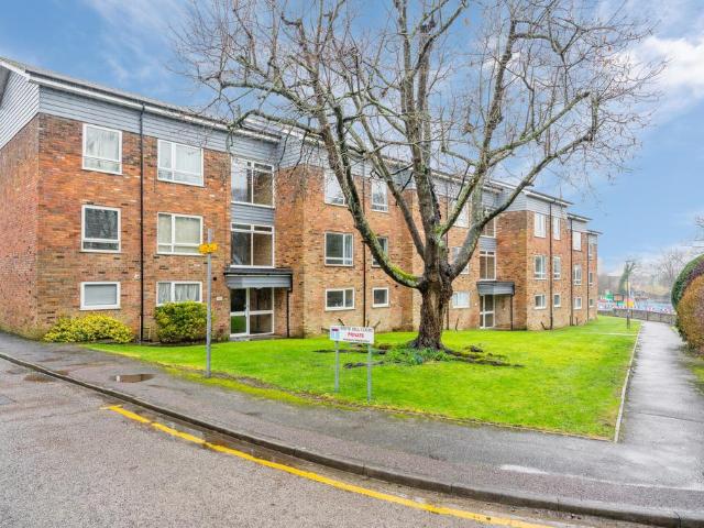 Flat for sale in Ashlyns Estate, Pouchen End