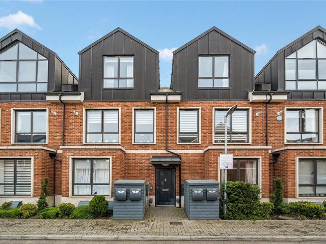 Flat for sale in Berrylands, Greater London