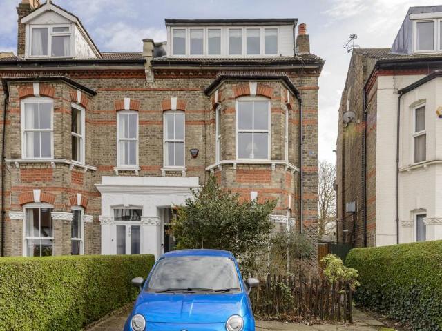 Flat for sale in Golders Green, Greater London