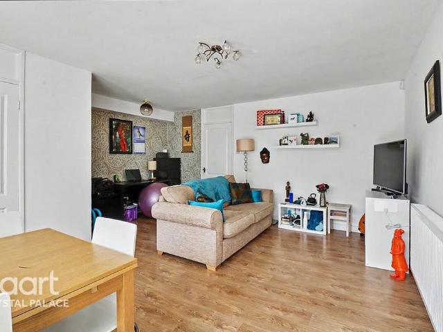 Flat for sale in West Norwood, Greater London