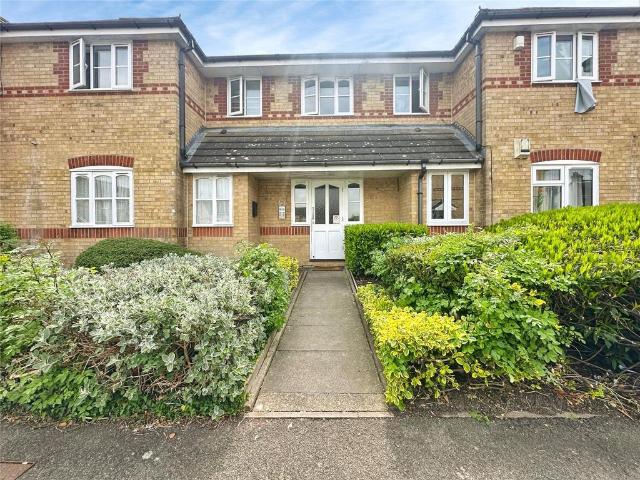 Flat for sale in Spring Park, Luton