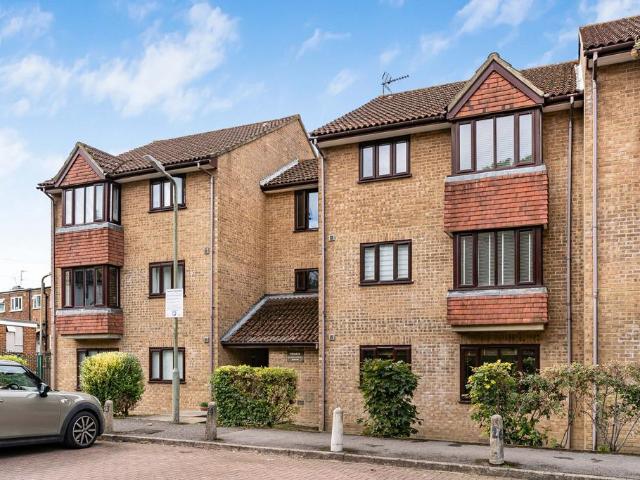 Flat for sale in Hillview, Surrey
