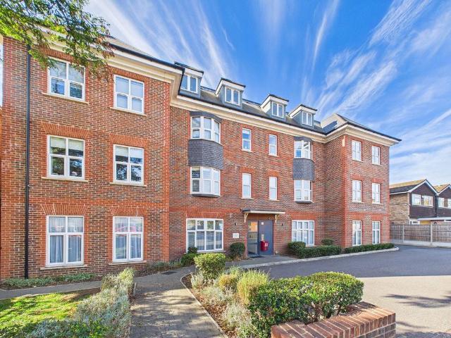 Flat for sale in Bushey, Hertsmere