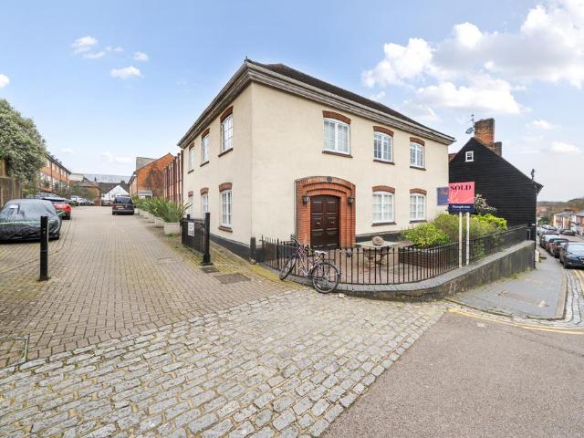 Flat for sale in St Albans, Five Acres