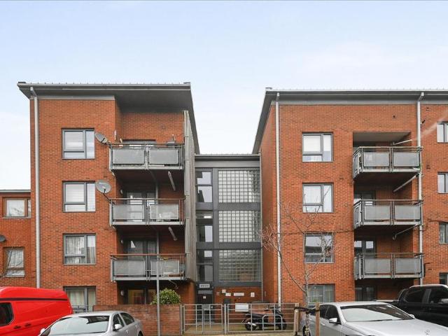 Flat for sale in Harlesden, Greater London