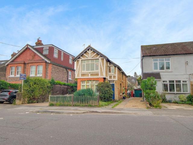 Flat for sale in Perryfields, West Sussex
