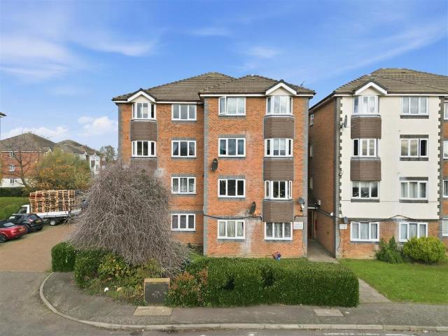 Flat for sale in Ponders End, Greater London
