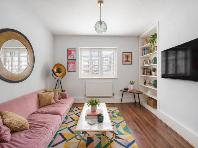 Flat for sale in London Borough of Southwark, Greater London