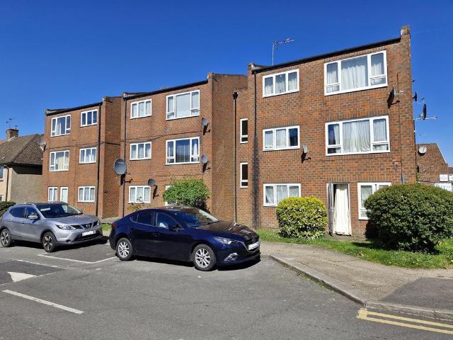 Flat for sale in Harrow Weald, Greater London