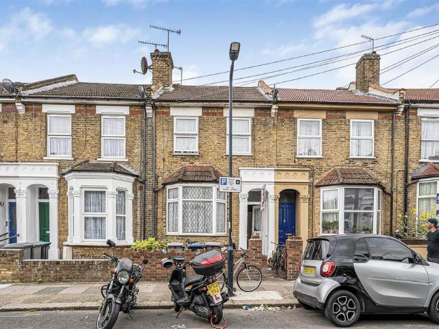 Flat for sale in Harlesden, Greater London