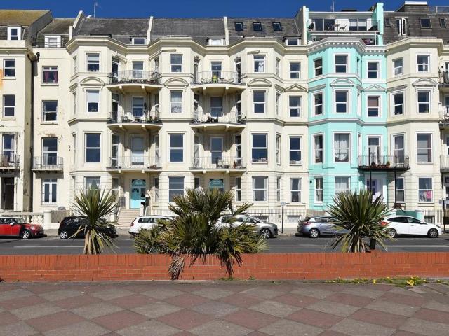 Flat for sale in Bohemia, Guestling Green