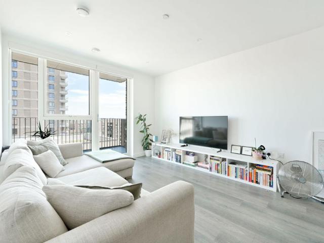 Flat for sale in London Borough of Ealing, Greater London