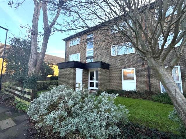 Flat for sale in London Borough of Hounslow, Feltham