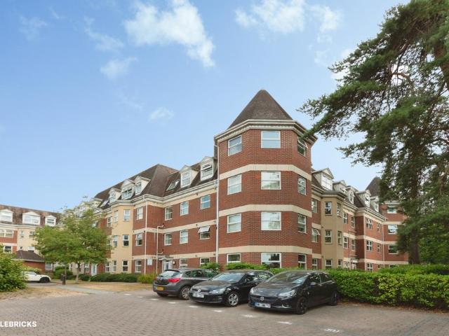 Flat for sale in Heol-las, Surrey