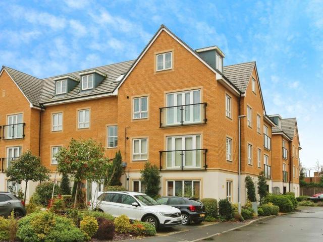 Flat for sale in Slough