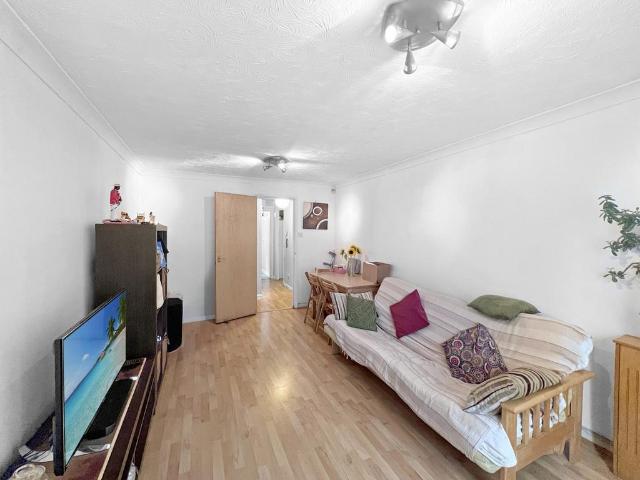 Flat for sale in Camberwell, Greater London