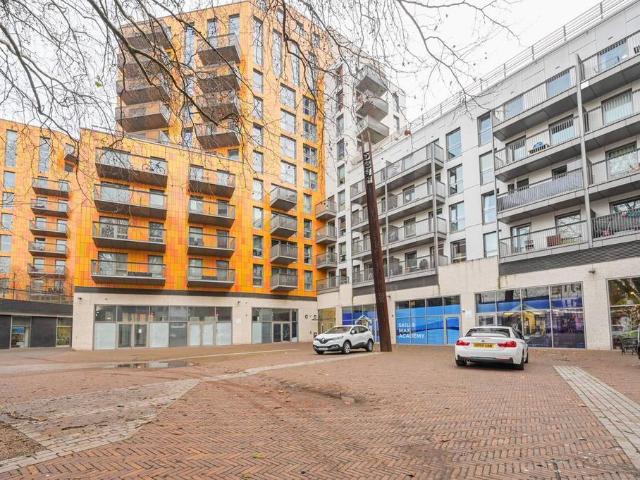 Flat for sale in Canning Town, Greater London