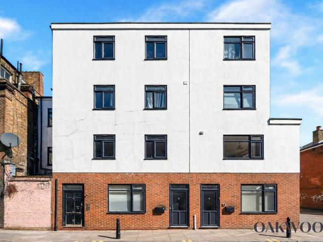 Flat for sale in Stamford Hill, Greater London